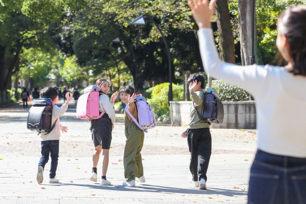 子どもを見送る姿